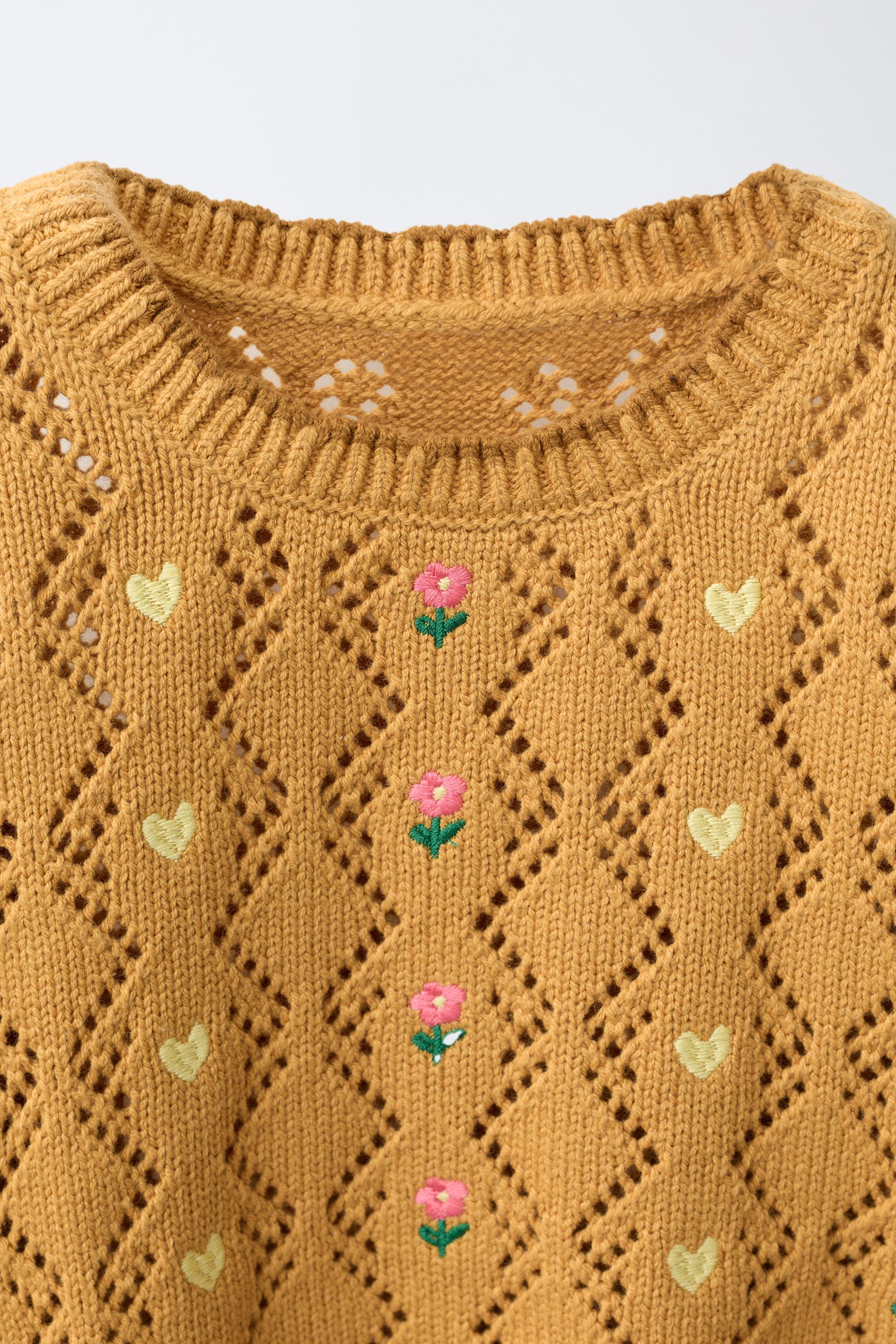 PULL EN MAILLE AJOURÉE À FLEURS BRODÉES